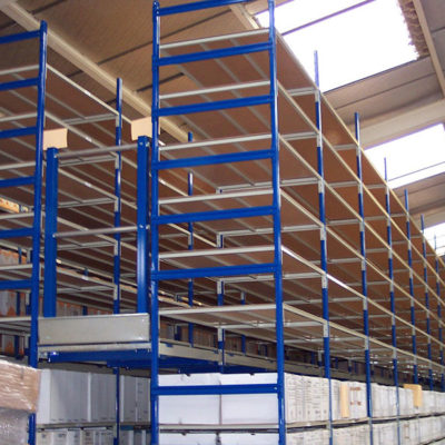 Plateforme métallique sur rayonnage bleu