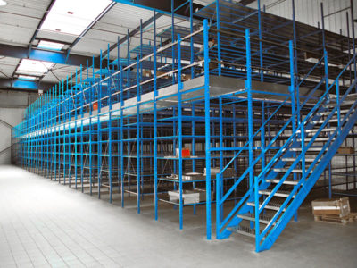 Plateforme métallique sur rayonnage bleu