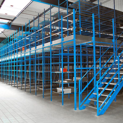 Plateforme métallique sur rayonnage bleu