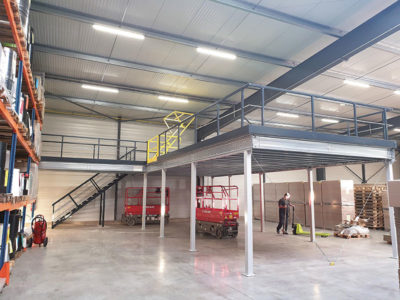 Plateforme de stockage à poteaux