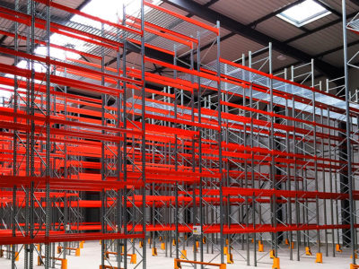 Rack à palettes sur plusieurs niveaux