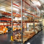rack de stockage à palettes avec cloison grillagée de sécurité.