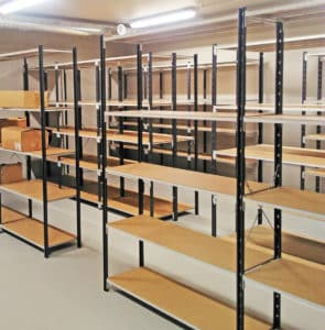 Rayonnage métallique pour stocker vos cartons de vins.