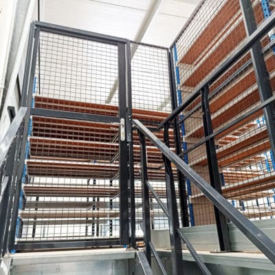 Porte pour cloisons grillagées