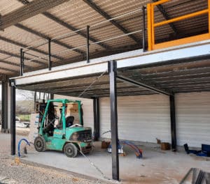 Installation d'une mezzanine de stockage dans un domaine viticole.