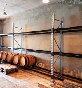 rayonnage métallique pour le stockage de fûts de vin.