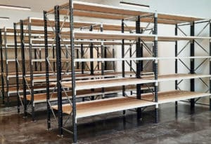 rayonnage métallique pour le stockage de cartons de bouteilles de vin.