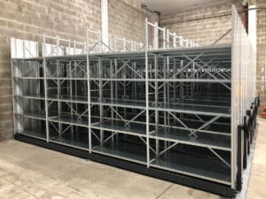 rayonnage métallique pour le stockage de cartons de bouteilles de vin.