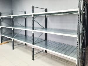 rayonnage métallique pour le stockage de cartons de bouteilles de vin.
