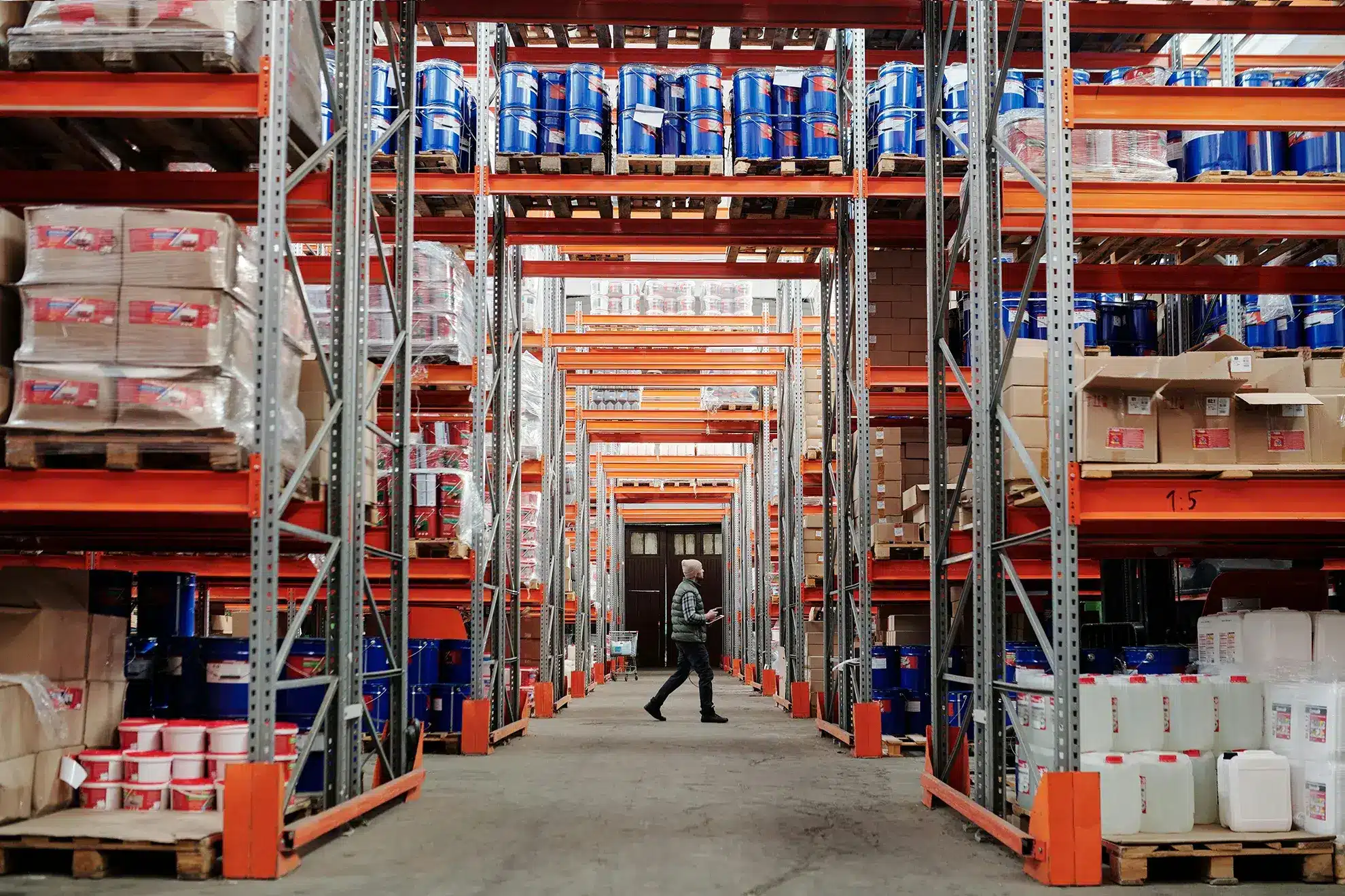 Rétention métal ou plastique : le bon choix dépend du produit stocké.