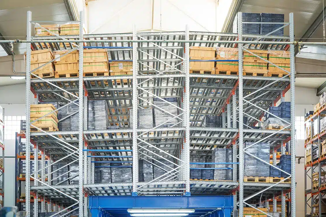 Système Push-back AR Racking pour optimiser le stockage de palettes