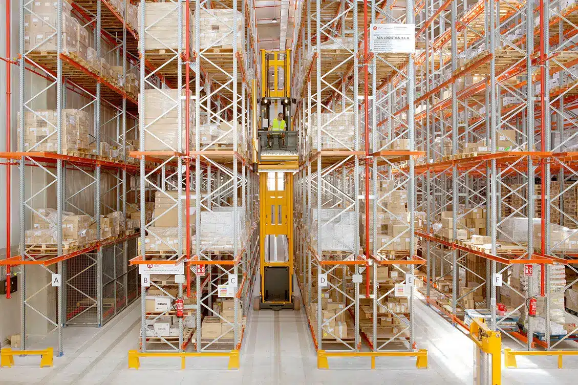 Rayonnage à palettes AR Racking installé dans un entrepôt industriel