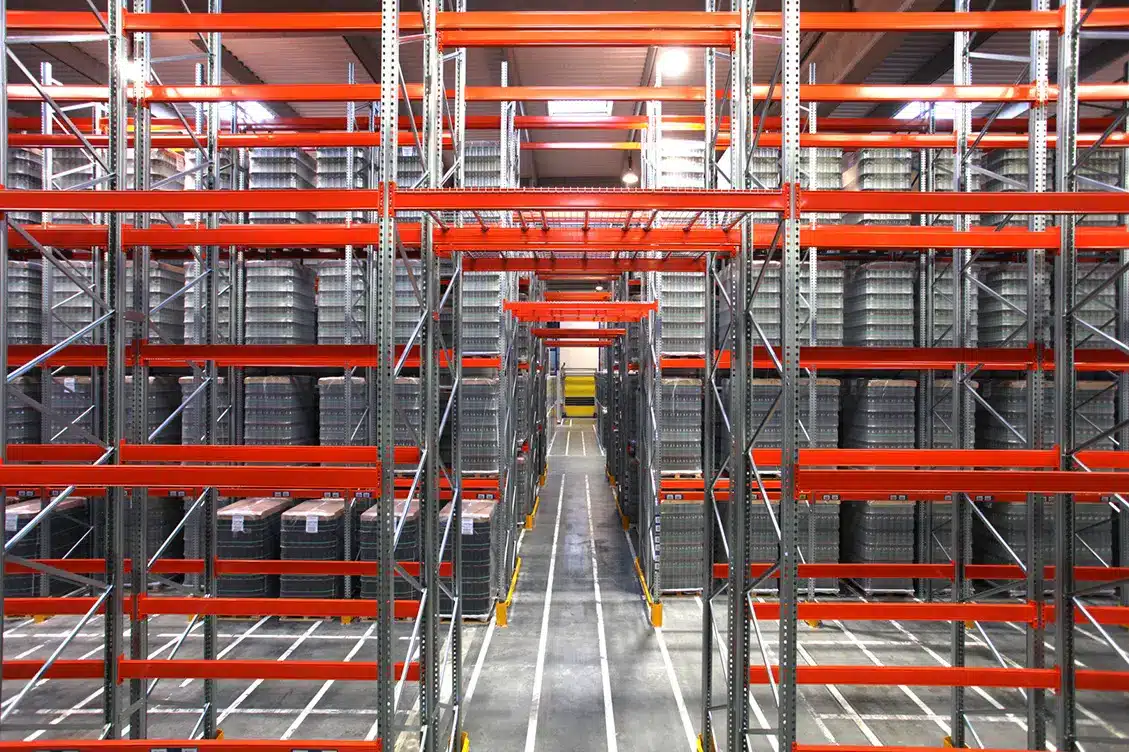 Rack à palettes AR Racking avec accessoires de sécurité